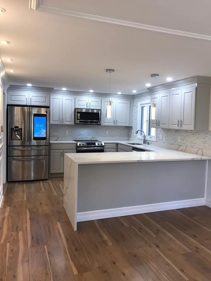 Kitchen peninsula with quartz countertop and hardwood floor